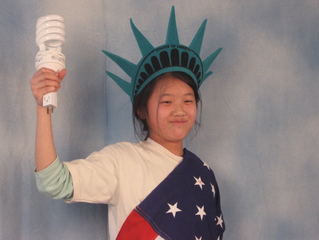 2009年,玛雅在模仿自由女神像。