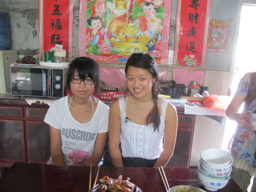 2013年,玛雅在夏溪镇当地的家庭做客,体验夏溪女孩们的生活。